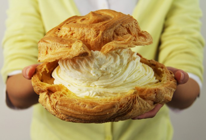 びっくり！大きい！ジャンボサイズの「シュークリーム」。食べきれないほどたっぷりとクリームが入っています。みんなで分けて食べても、一人でおもいっきり頬張っても良し！大満足のシュークリームです